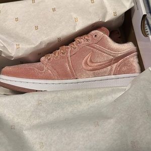 Nike Jordan 1s low size 6 women’s